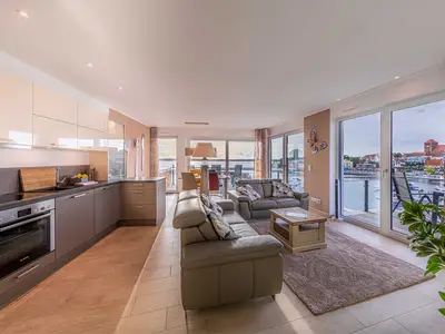 ChatGPT:  Ferienwohnung Garzini Hafenresidenz Waren (Müritz) – Offener Wohnbereich mit moderner Küche