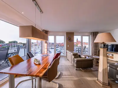 Ferienwohnung Garzini Hafenresidenz Waren (Müritz) – Eleganter Essbereich mit Panoramafenstern