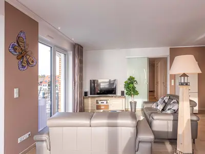 Ferienwohnung Garzini Hafenresidenz Waren (Müritz) – Helles Wohnzimmer mit gemütlicher Ledercouch