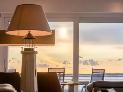 ChatGPT:  Ferienwohnung Garzini Hafenresidenz Waren (Müritz) – Stimmungsvolle Abendstimmung