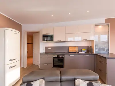 Ferienwohnung Garzini Hafenresidenz Waren (Müritz) – Voll ausgestattete moderne Küche mit Retro-Kühlschrank