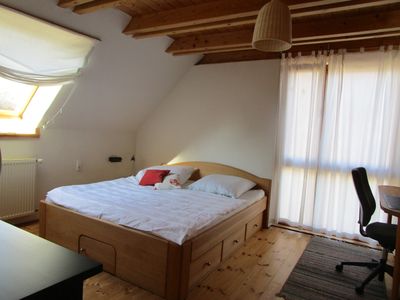 Schlafzimmer mit Doppelbett in Überlänge