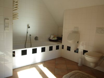 großzügiges Badezimmer mit Dusche, Wanne, WC und Sauna