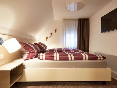 Schlafzimmer mit großem TV