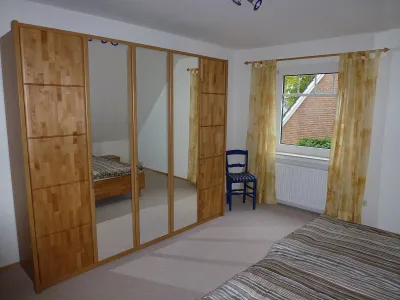 Das Schlafzimmer verfügt über einen großen Kleiderschrank