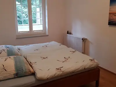 Schlafzimmer mit Doppelbett