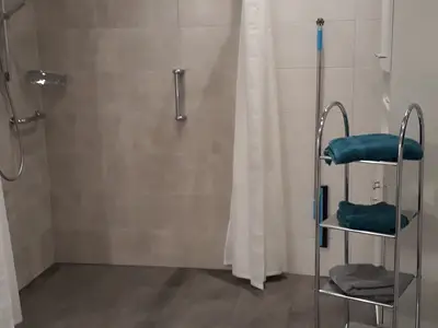 Bad mit geräumiger Dusche