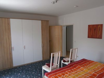 Schlafzimmer mit großem Kleiderschrank