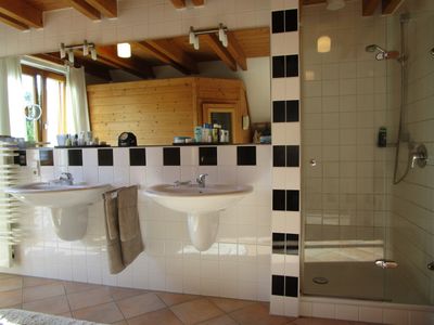 großzügiges Badezimmer mit Dusche, Wanne, WC und Sauna