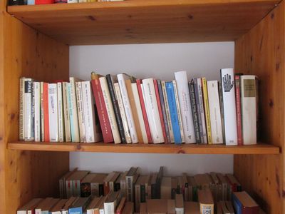 Bücherwand im Schlafzimmer