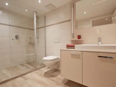 modernes, helles Badezimmer