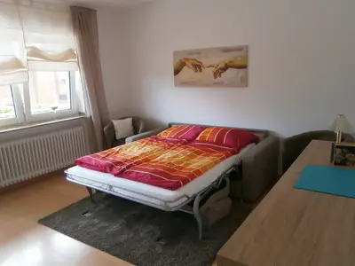Im Wohnzimmer verwandelt sich das Sofa in ein bequemes Bett