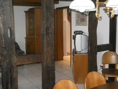 Essbereich mit Blick ins Wohnzimmer