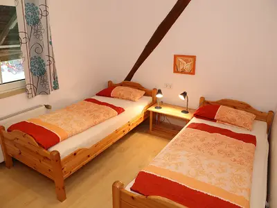 Schlafzimmer mit getrennt stehenden Betten