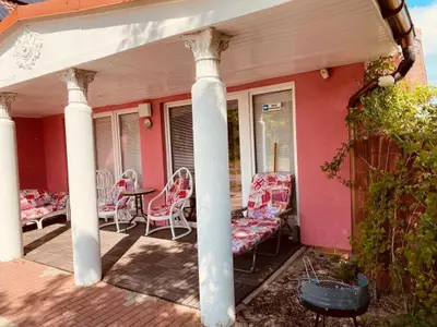 Feriendomizil Frontseite mit Möbel und Grill