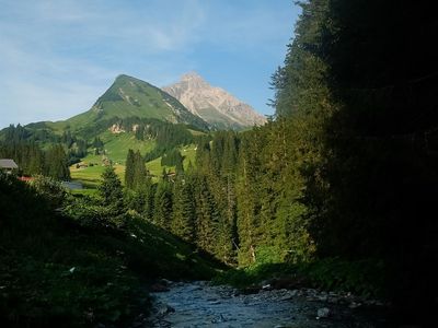 Bach am Haus unten