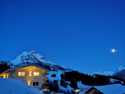 Haus Aussenansicht mit Biberkopf u. Mond Nacht