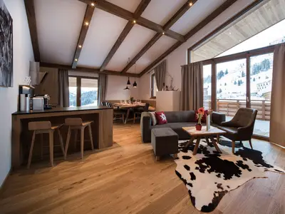 Chalet Apartment_Wohn- und Esszimmer mit Küche