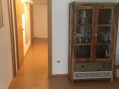 Wohnzimmer mit Blick auf den Hausgang