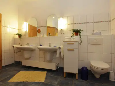 großzügiges Bad mit finnischer Sauna!