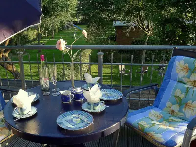 Plätzchen unterm Glasdach mit Aussicht, parkähnlicher Garten!