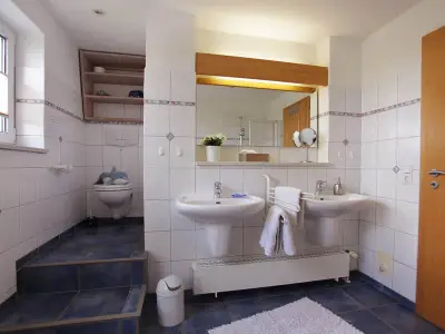 Bad, Hochsitz mit Naturblick ...