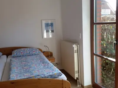 Schlafen I Bett 180 x 200 cm Blick in den Garten