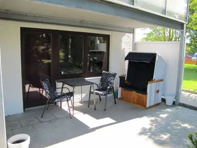 Terrasse mit Strandkorb