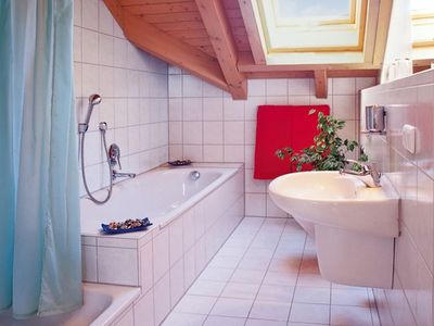 Badezimmer mit Badewanne und WC