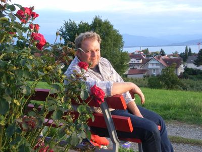 Ihr Gastgeber an seinem Lieblingsplatz mit Blick auf die Halbinselwasserburg und Bodensee