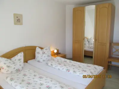 Schlafzimmer mit Doppelbett