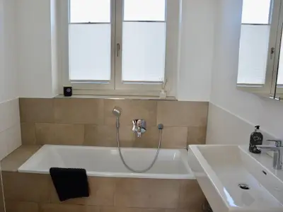 Badezimmer 1 mit Badewanne