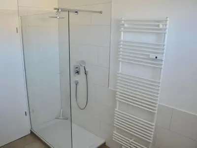 Dusche im Badezimmer