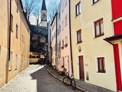 Blick in die Berggasse, das rote Haus ist das DREIERLEI