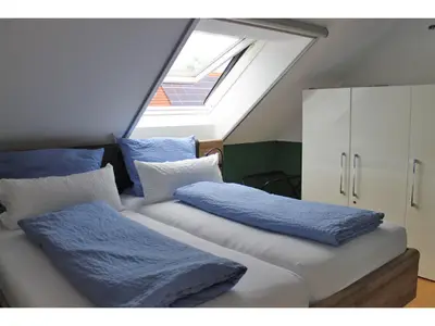 Schlafzimmer mit Doppelbett und Einzelbett, Fewo Himmelsblick