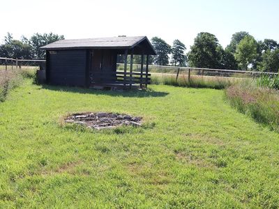 Gartenhaus und Lagerfeuerstelle