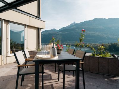 Vom Balkon hat man eine wunderschöne Aussicht auf den Walensee.