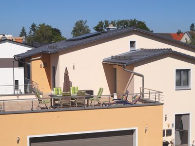 Dachterrasse und Hausansicht