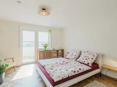 Schlafzimmer mit Zugang zum Balkon