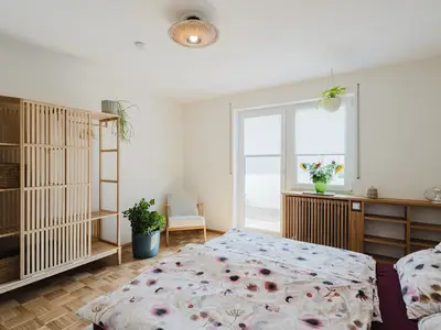 Schlafzimmer mit Zugang zum Balkon