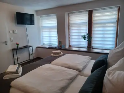 Bett mit Fernseher