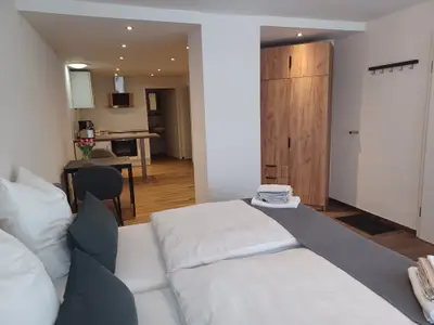 Bett mit Blick in die Wohnung