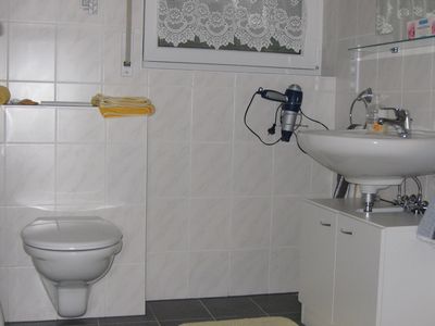 WC mit Waschbecken und Duschkabine