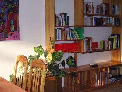 Esszimmer mit Bibliothek