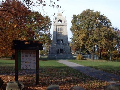 Umgebg: Klemmberg-Park mit Bismarck-Turm im Herbst
