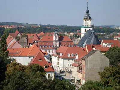 Umgebg: Fußweg ins Zentrum mit Rathaus & Kirche