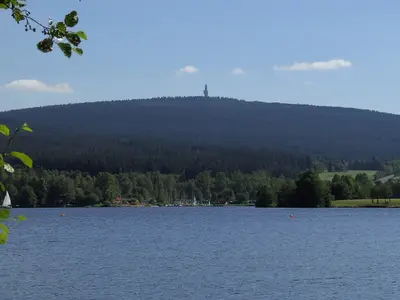 Blick über den See zum Schneeberg