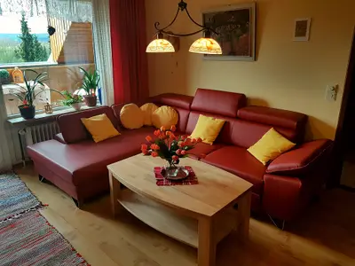 Bequeme Leder-Wohnlandschaft im Wohnzimmer mit zusätzlicher Schlafmöglichkeit