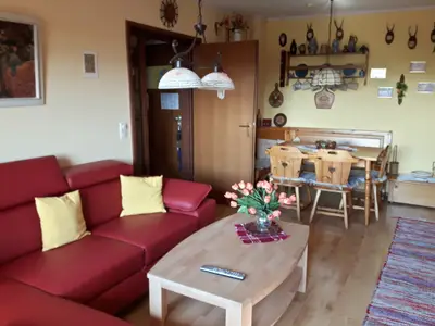 Blick ins Wohnzimmer vom Balkon aus