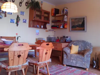 Essecke und Schreibtisch mit umfangreichem Informationsmaterial